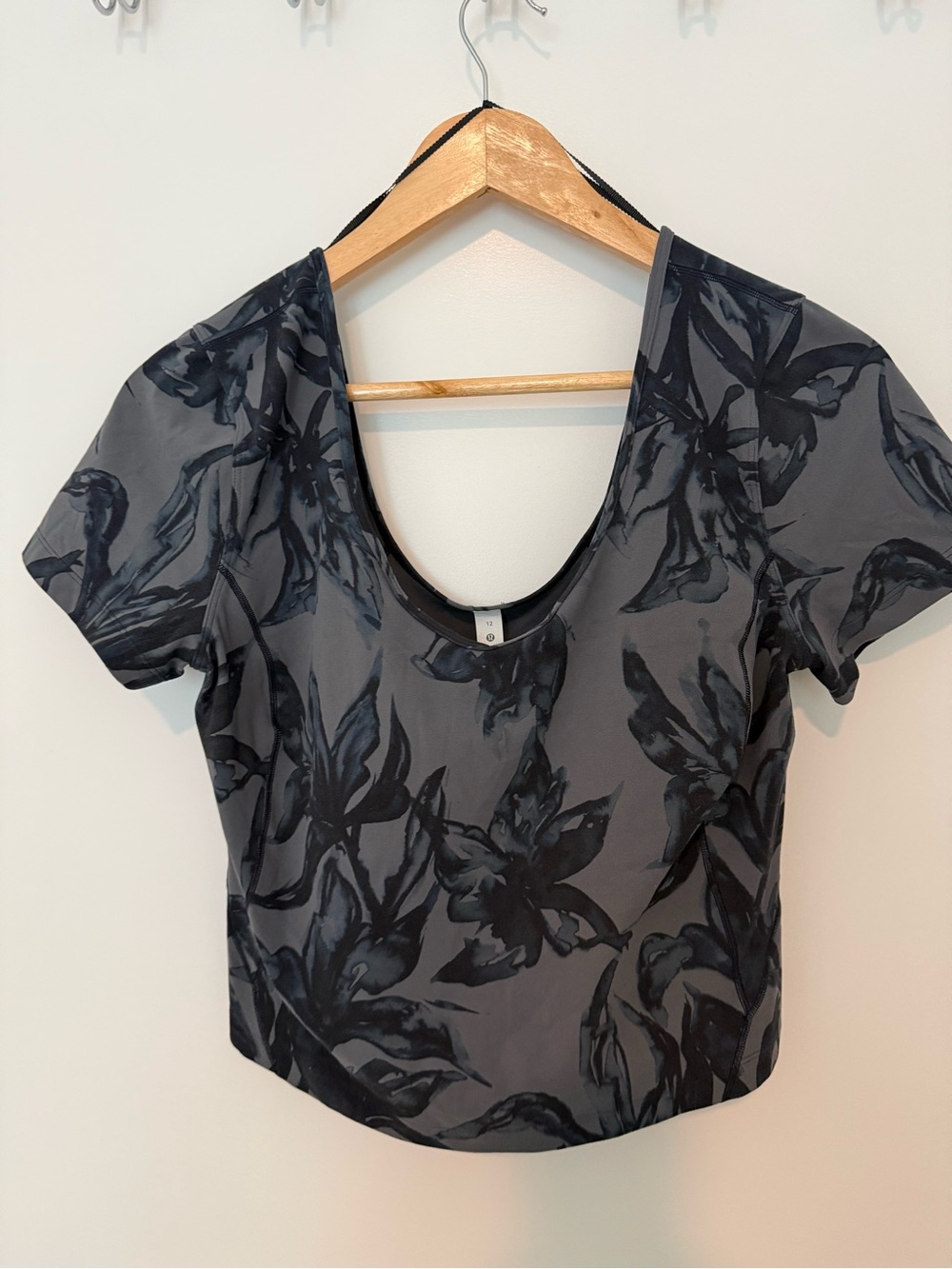 lululemon athletica Black & Gray Floral Scoop Crop Top